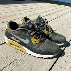 Nike Airmax 90, forest green/light brown. Size 12.